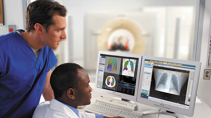 Des cliniciens analysent des images de scanner haute r&eacute;solution