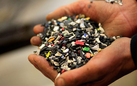 Eine Nahaufnahme von H&auml;nden, die zerbrochene Materialst&uuml;cke umfassen.